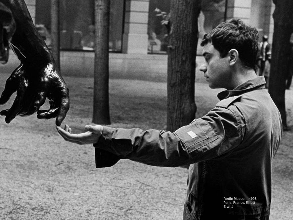 ~
"Solo i poveri riescono ad afferrare il senso della vita,
i ricchi possono solo tirare a indovinare.
~
Charles Bukowski
#StorieDiOrdinariaFollia a #SalaLettura
©Elliott Erwitt