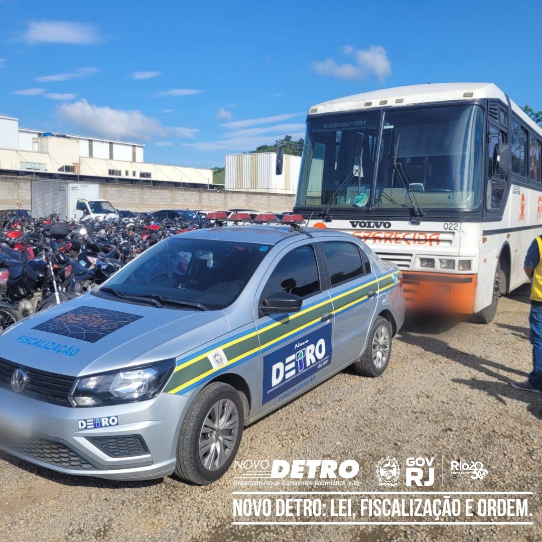 detro_rj's tweet image. Um ônibus foi multado em uma operação, em Barra do Piraí. Após a denúncias à Ouvidoria fiscais do Detro-RJ constataram que o  veículo circulava de forma irregular sem autorização no trajeto Barra do Pirai X Barra Mansa.
#DetroRJ #GovRJ #Setrans #DetroPresente