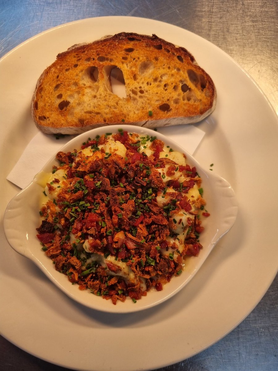 Food miles, Crail cauliflower, St andrews ched cheese sauce, Scottish smk bacon crispy onions fi Strathkinness, toasted sourdough