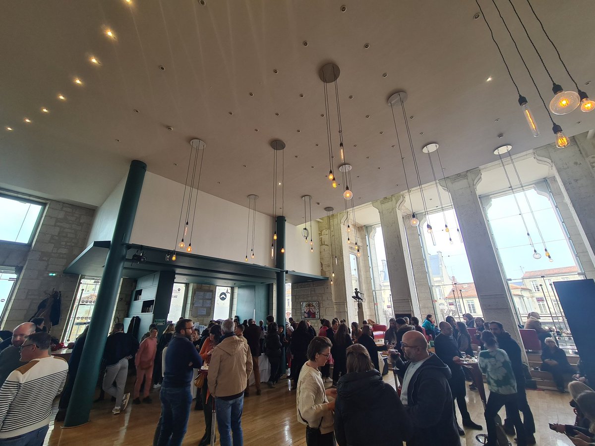 Foule de professionnels pour la journée professionnelle OARA co-organisée avec <a href="/TheaAngouleme/">Théâtre d'Angoulême</a> dans le cadre du festival La Tête dans les nuages:  des spectacles de qualité, des projets de création à venir, des temps d'échanges, de la convivialité et de la bonne humeur...