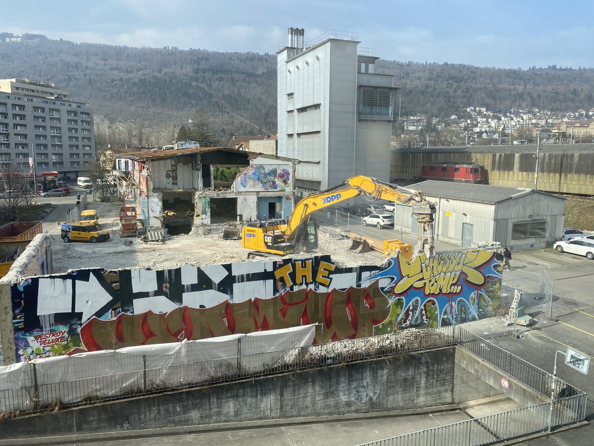 Ce fameux mur du X-Project à #Bienne "m'accompagne" depuis mes premiers jours au @JournalduJura, en septembre 2019. Sentiment étrange de le voir disparaître aujourd'hui, depuis les fenêtres de la rédaction! Ce tas de ruines laissera bientôt place à ça: ajour.ch/fr/story/des-a…