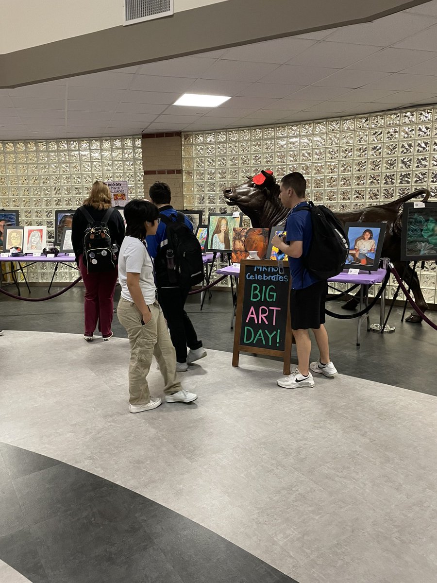 Already drawing a crowd, come check out our Maverick artists today in the rotunda! #artmavs #ilovemortonranch