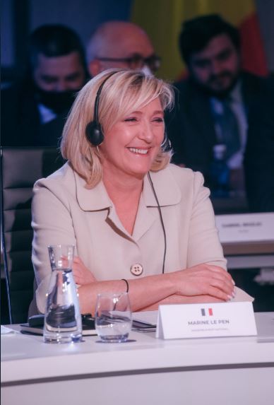 @Awenig1 Son sourire est contagieux, c'est fou comme elle peut me redonner le mien.
#RN #JeVoteRN
@MLP_officiel 
#Marine2027