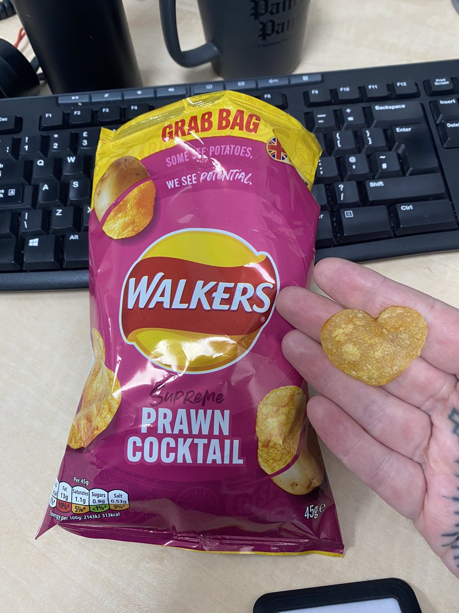 elle_holder_'s tweet photo. @walkers_crisps #LoveFromWalkers my heart shaped prawn cocktail 🦐 ❤️ https://t.co/V3RXB1lc1g
