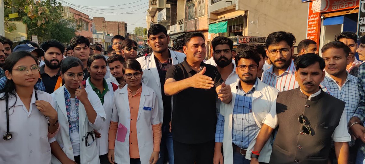 आज युवा साथियों ने विधायक <a href="/BaljeetBehror/">Baljeet Yadav</a> जी से मुलाक़ात कर विभिन्न मांगों जैसे:
1. पशुचिकित्सा शिक्षा का PG &amp;PhD का मासिक भत्ता मेडिकल व आयुर्वेद शिक्षा के समकक्ष करने 
2. 900पशुचिकित्सा अधिकारी भर्ती2019 को पूरा करने 
3. 619 पदों पर VO की नई भर्ती की विज्ञप्ति जारी करने
आदि  1/2