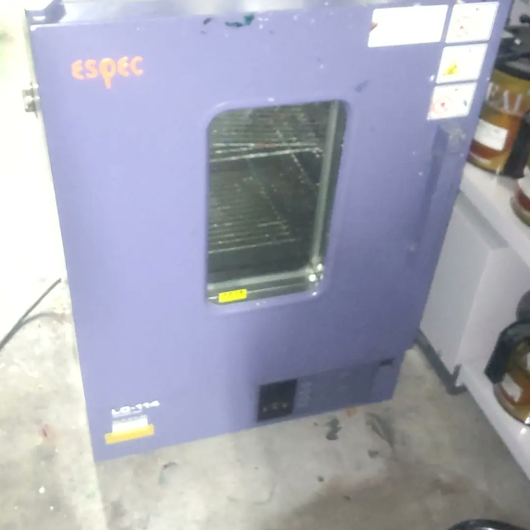 ltpU2b2kA8oOVLf's tweet image. 焼付塗料の調色です。ESPECさんの乾燥機で焼付けしました。約170℃で２０分乾燥させます。朱色の３分艶を0.5キロ調色しました。調色一番では0.5キロ～調色します。#焼付塗料 #工業用塗料 #ESPEC #塗料 #塗装 #ペイント #調色