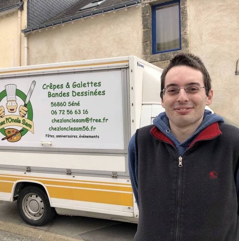 🇫🇷 Après avoir été refusé de plus de 150 entretiens d’embauche, Samuel Vincent, autiste Asperger, a décidé de créer son entreprise. Avec l’aide de sa maman, cet habitant du Morbihan a ouvert depuis octobre 2022 son « camion crêpes » ! 👏 (Ouest-France)