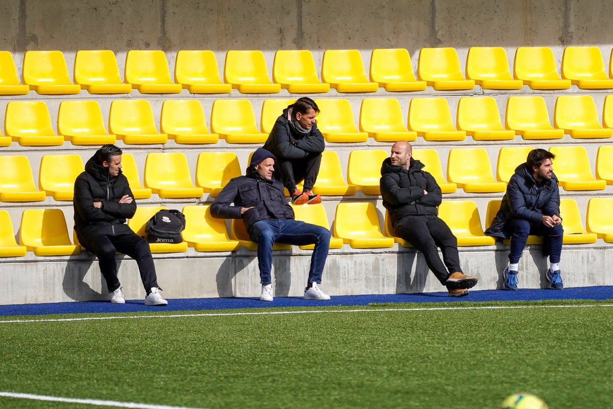 interescaldes's tweet photo. Avui a l'entrenament, una llegenda del nostre club: @ildelima6 🤗⚽️
Ilde integra el curs d'entrenadors de la @Fedandfut que ahir i avui han presenciat la feina d'@Otger17, el nostre míster.
#seremmés💙🖤 https://t.co/9mHAJIsXdz