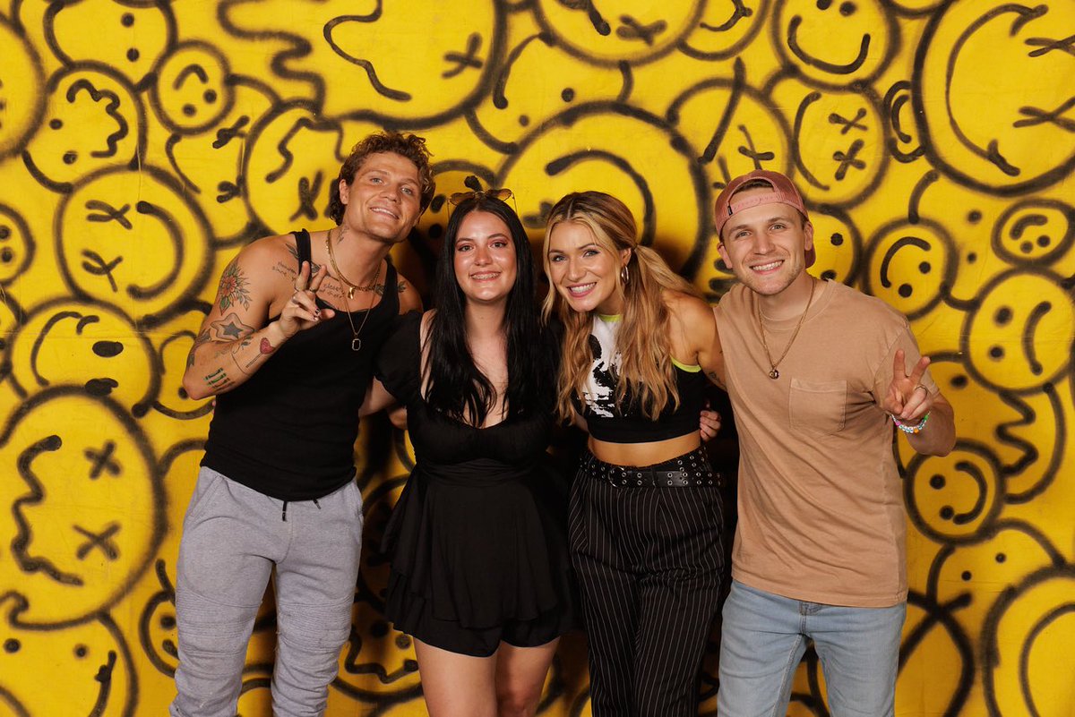 JaydexElizabeth's tweet photo. Thank you for existing 🖤@wethreemusic https://t.co/0u4T1JTMeO