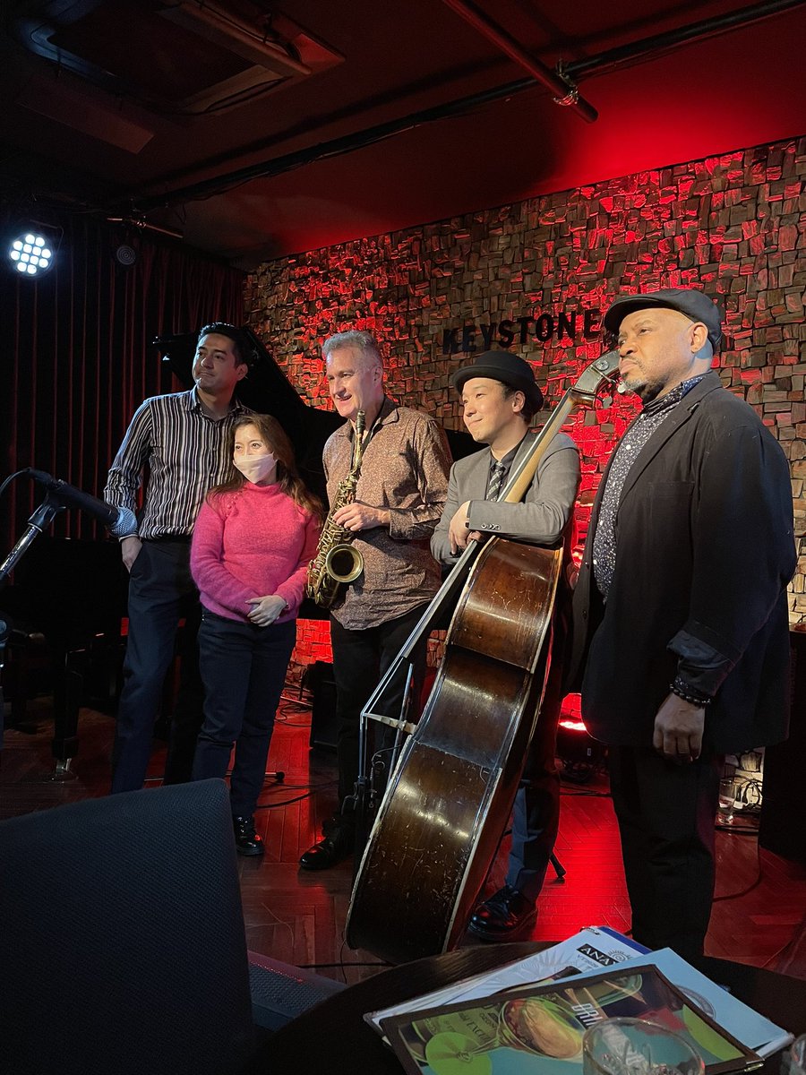 ericmasaki's tweet photo. 関西で活躍中の権上さんが東京でライブと知り、急遽。Fantastic Jazz live night.
#JimButler sax
#GeneJackson dr
#DennisLambert p
#権上康志 bass
#KeystoneClub東京 https://t.co/uMsdyQNVXy