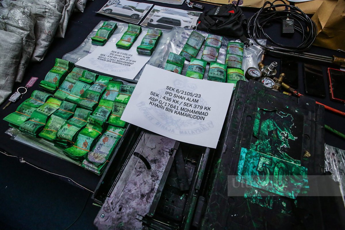 Sia² letupkan mesin ATM sebab duit dah rosak kena ink then semua penyamun kena tangkap. Syabas PDRM 👏🏼