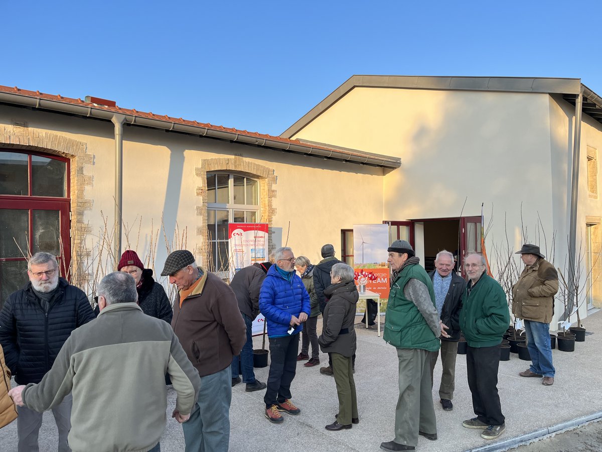 energieTEAM_fr's tweet photo. Ce mercredi 1er mars, nous avons distribué 148 arbres fruitiers, en collaboration avec la @CNR_Officiel, à destination des riverains du parc éolien de #Beausite, dans la #Meuse. https://t.co/47zvhGFVJj