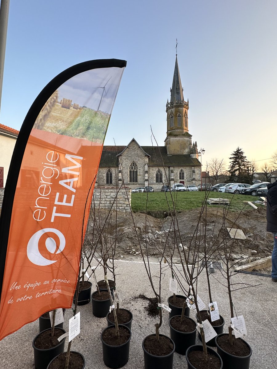 energieTEAM_fr's tweet photo. Ce mercredi 1er mars, nous avons distribué 148 arbres fruitiers, en collaboration avec la @CNR_Officiel, à destination des riverains du parc éolien de #Beausite, dans la #Meuse. https://t.co/47zvhGFVJj