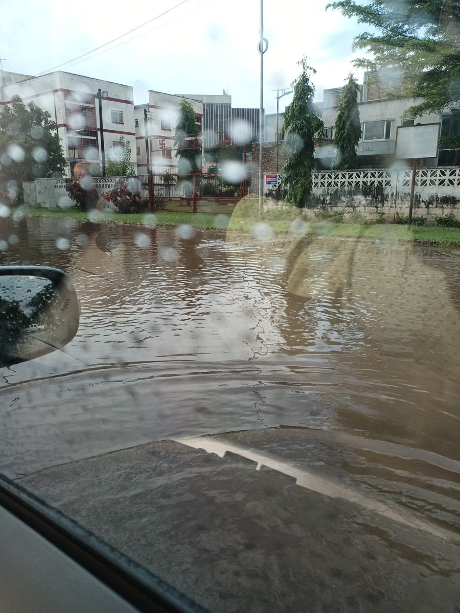 MaindaSimataa's tweet image. Just this ka small small rain and Delhi road Kamwala looks like it's been pouring for days... #Engineeringproblems.