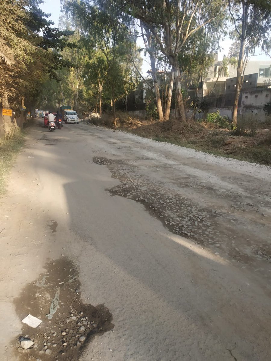 TheresaLobo7's tweet photo. @larsentoubro @chairmanbwssb 
L&amp;T water pipelinework(CP09 package)stopped@ Basapura main rd@ Elite GreenwoodsApt,The road is also still not restored from the past 4 months,causing nuisance to the residents&amp;public.there has been no positive response from L&amp;T restoring road work https://t.co/tXBTvDCMph