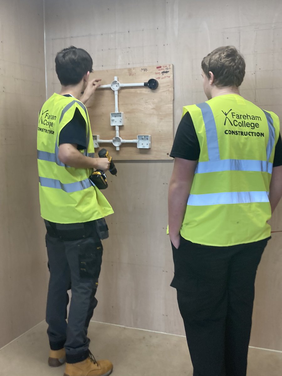 LeaAHampton's tweet image. Filming the next group of Place Creators videos with apprentices @FarehamCollege asking them about the benefits of choosing an apprenticeship and securing work placements. Thank you @CassPro  #NCW2023 @CareersWeek