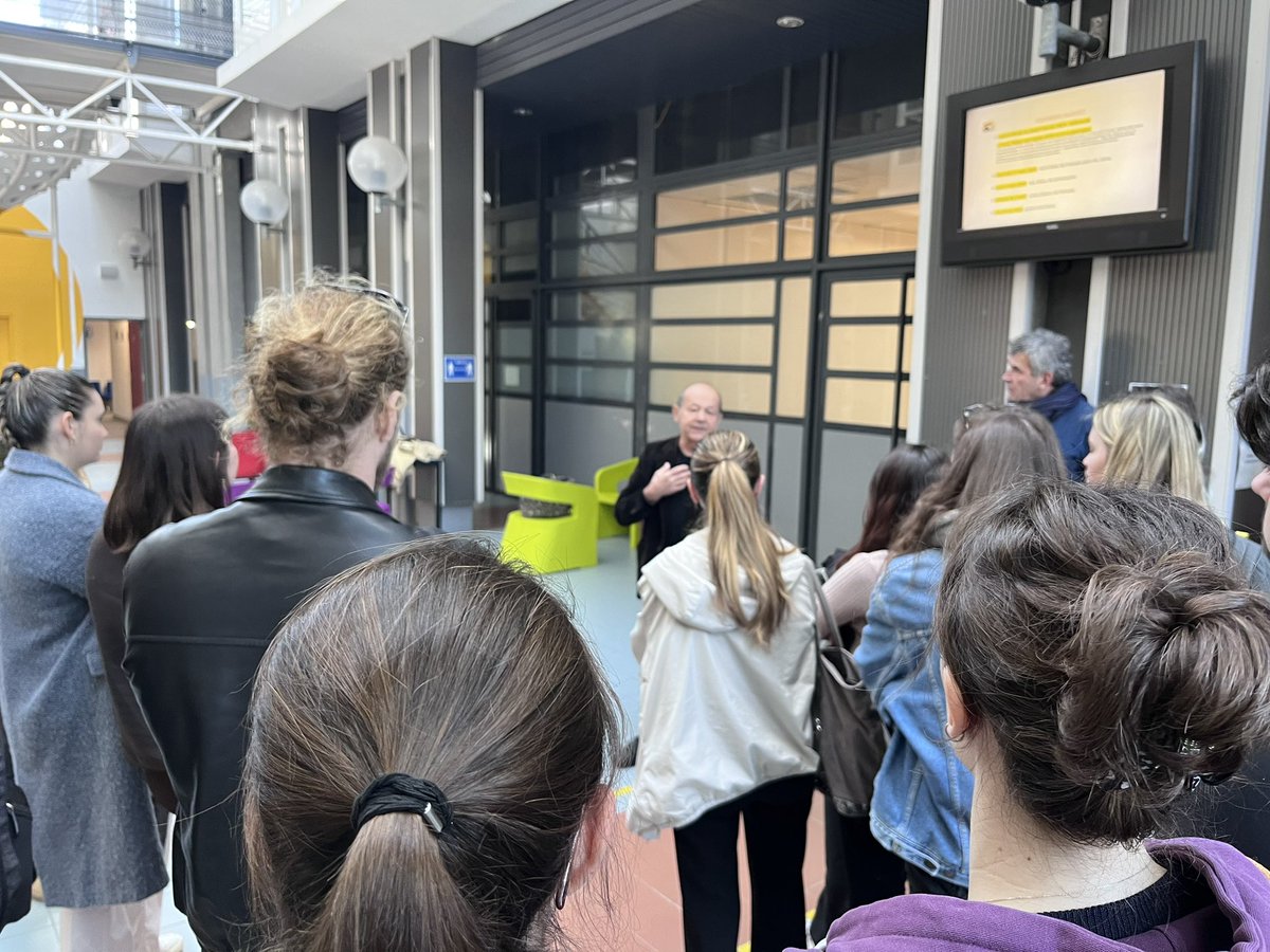 JR_Arts_06's tweet photo. L’artiste Georges Rousse et Jacques-Yves Enault accueillent les étudiants du PPPE autour du cercle BI œuvre monumentale créée et réalisée ces derniers jours avec les élèves #ArtsPlastiques du @lyc_Apollinaire @AcademieNice avec le soutien actif de madame @PenicautS Proviseure https://t.co/kYUpuwfMQz