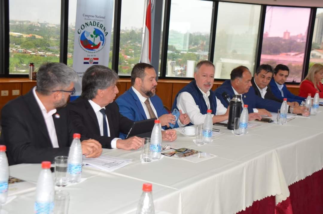 Me acompañaron los colegas senadores <a href="/FSilvaFacetti/">FernandoSilvaFacetti</a> y <a href="/LanzoniSenador/">Lanzoni Senador</a>, el Ing. Carlos <a href="/CharlyZ29048740/">Carlos Zaldivar</a> Zaldívar  - Viceministro de Minas y Energías y el Ing. Gustavo Cazal - Director de Energías Alternativas del <a href="/mopcparaguay/">MOPC Paraguay</a>