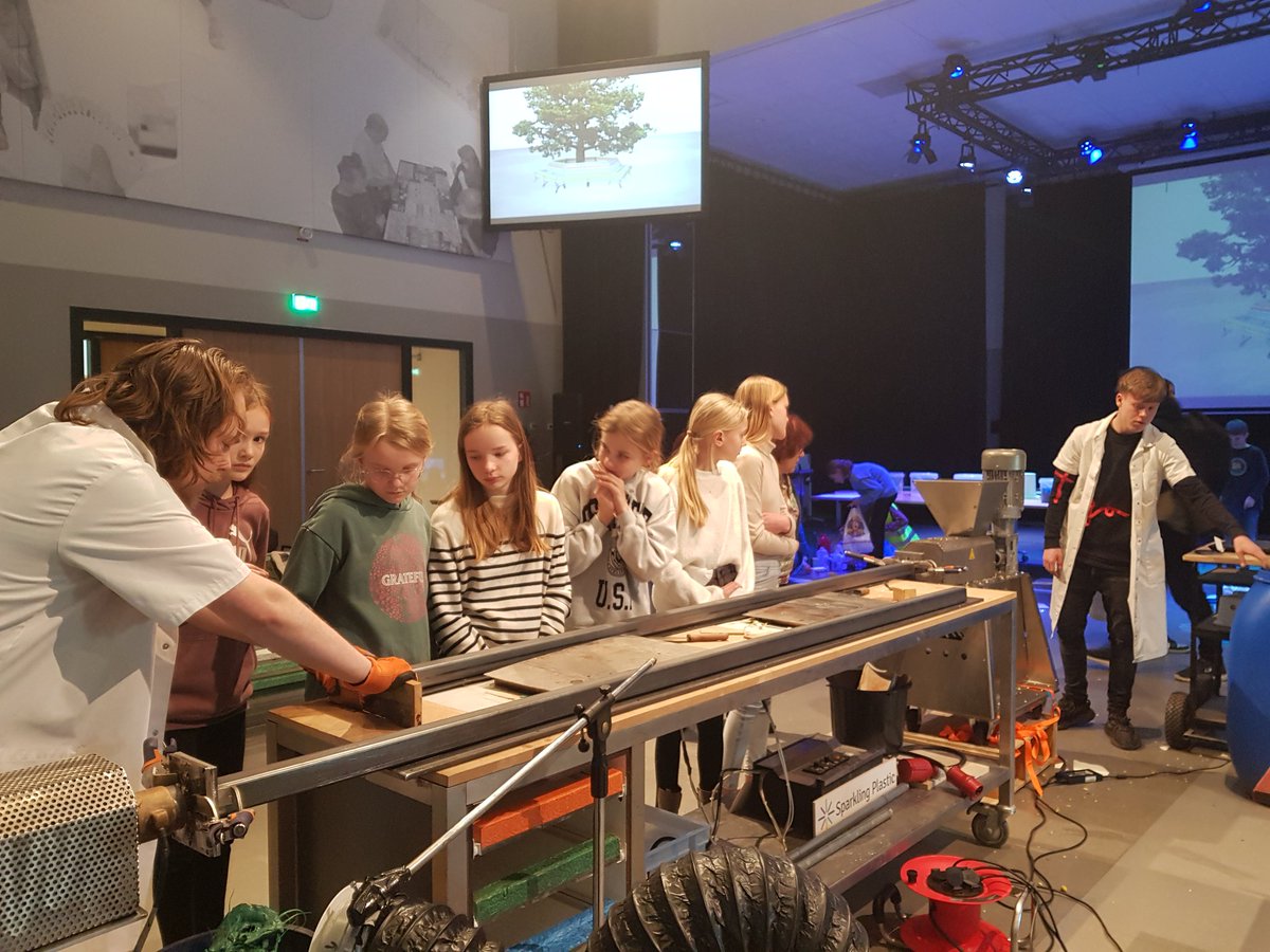 Duurzaamheid in de praktijk. Leerlingen van de vijf basisscholen in Waalre helpen om van plastic afval een jubileumbank voor de 100-jarige gemeente te maken. Morgen het verhaal in het ED. Het complete bankstelsel wordt op 30 maart onthuld.