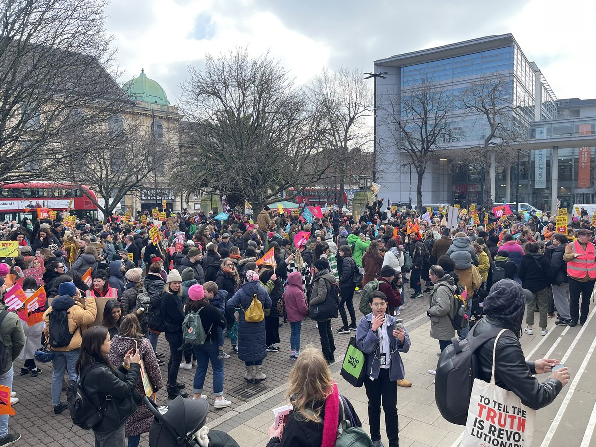 sahbazo1's tweet image. Hundreds of teachers, parents and students gathered in #hackney town hall to #standupforeducation #PayUp #neu @NEULondon @NEUnion