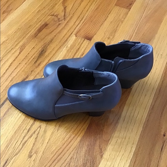 dltaylor682's tweet photo. So good I had to share! Check out all the items I'm loving on @Poshmarkapp #poshmark #fashion #style #shopmycloset #bananarepublic #ortholiteeco #jungfrauporzellan: https://t.co/kqWhBtUei1 https://t.co/Bmh1guoL2y
