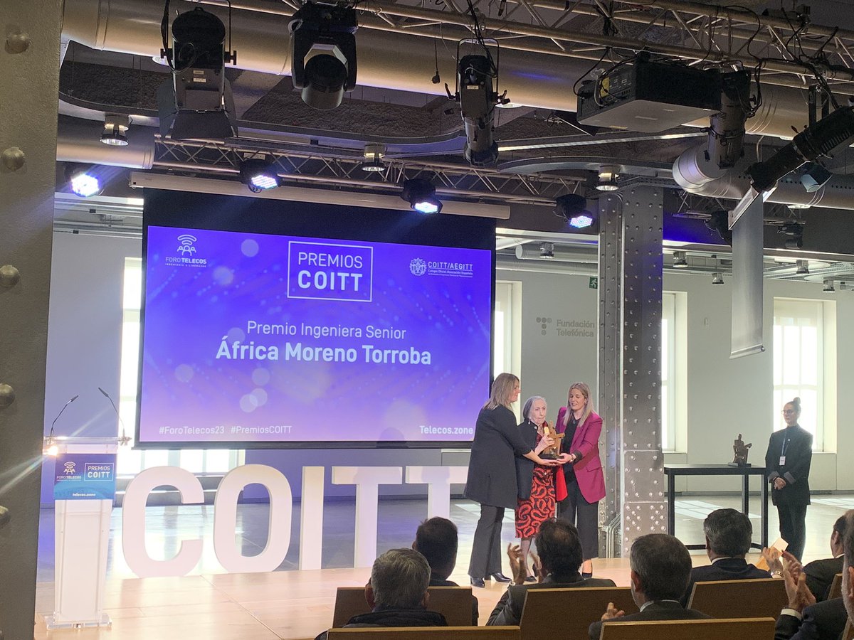 Especialmente emotivo en la entrega #PremiosCOITT a una gran mujer, Africa Moreno Torroba, ingeniera senior 2023, presentada por Eladio Gutiérrez.