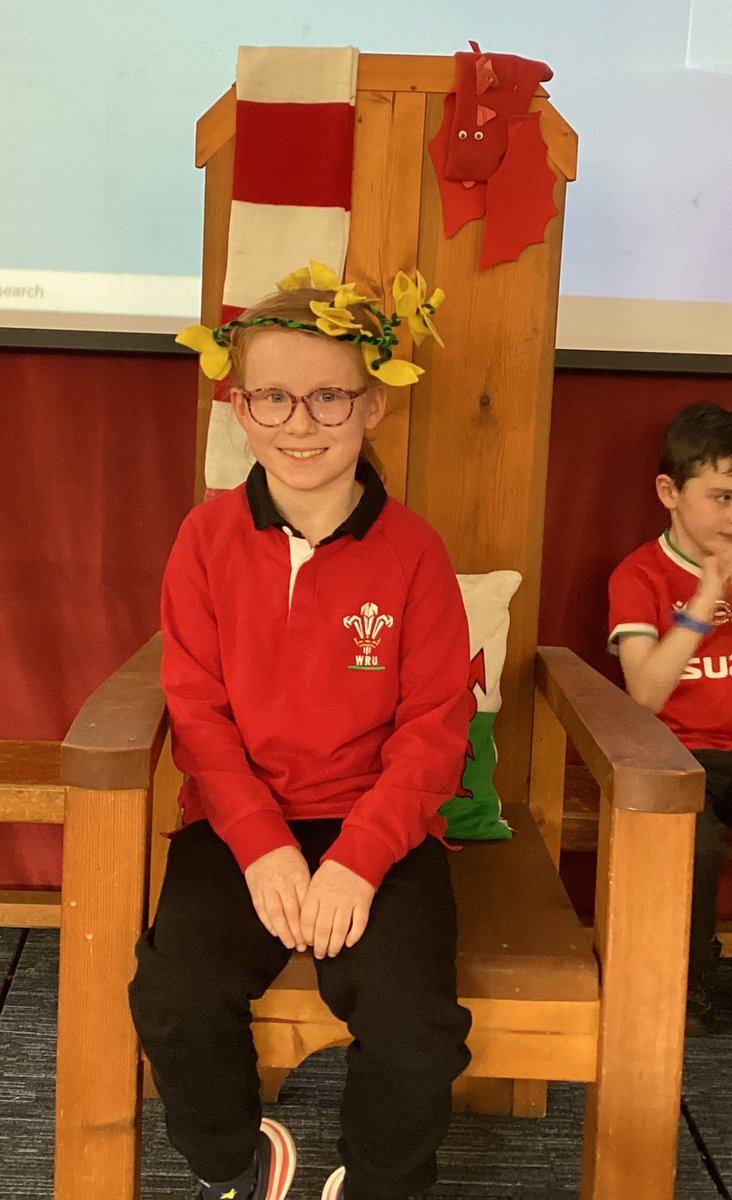 Crowning of ‘The Bardd’! Llongyfarchiadau LB you thoroughly deserved the award! Diolch JL last years winner who was able to present the crown!🏴󠁧󠁢󠁷󠁬󠁳󠁿👏👑