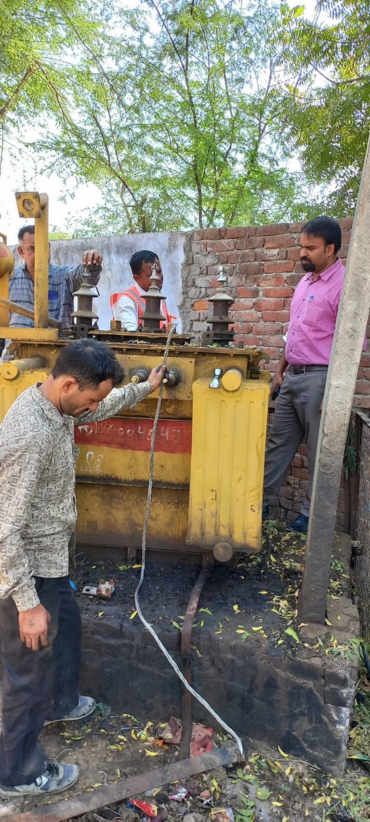 #MTRES020323 मथुरा ग्रामीण उपकेंद्र लक्ष्मीनगर के लोहवन पर 400KVA परिवर्तक को उपखंड अधिकारी महोदय श्री सचिन जी द्वारा बेहतर विधुतआपुर्ति प्रदान करने हेतु जांच व मेंटेनेन्स कार्य किया जा रहा है | <a href="/EMofficeUP/">Energy Minister Office UP</a> <a href="/CMOfficeUP/">CM Office, GoUP</a> <a href="/ChiefSecyUP/">S.P. Goyal, Chief Secretary, GoUP</a> <a href="/UPPCLLKO/">UPPCL</a> <a href="/UppclChairman/">CMD UPPCL</a>  <a href="/DvvnlDirectorT/">Dvvnl Director Technical, B M Sharma</a>
