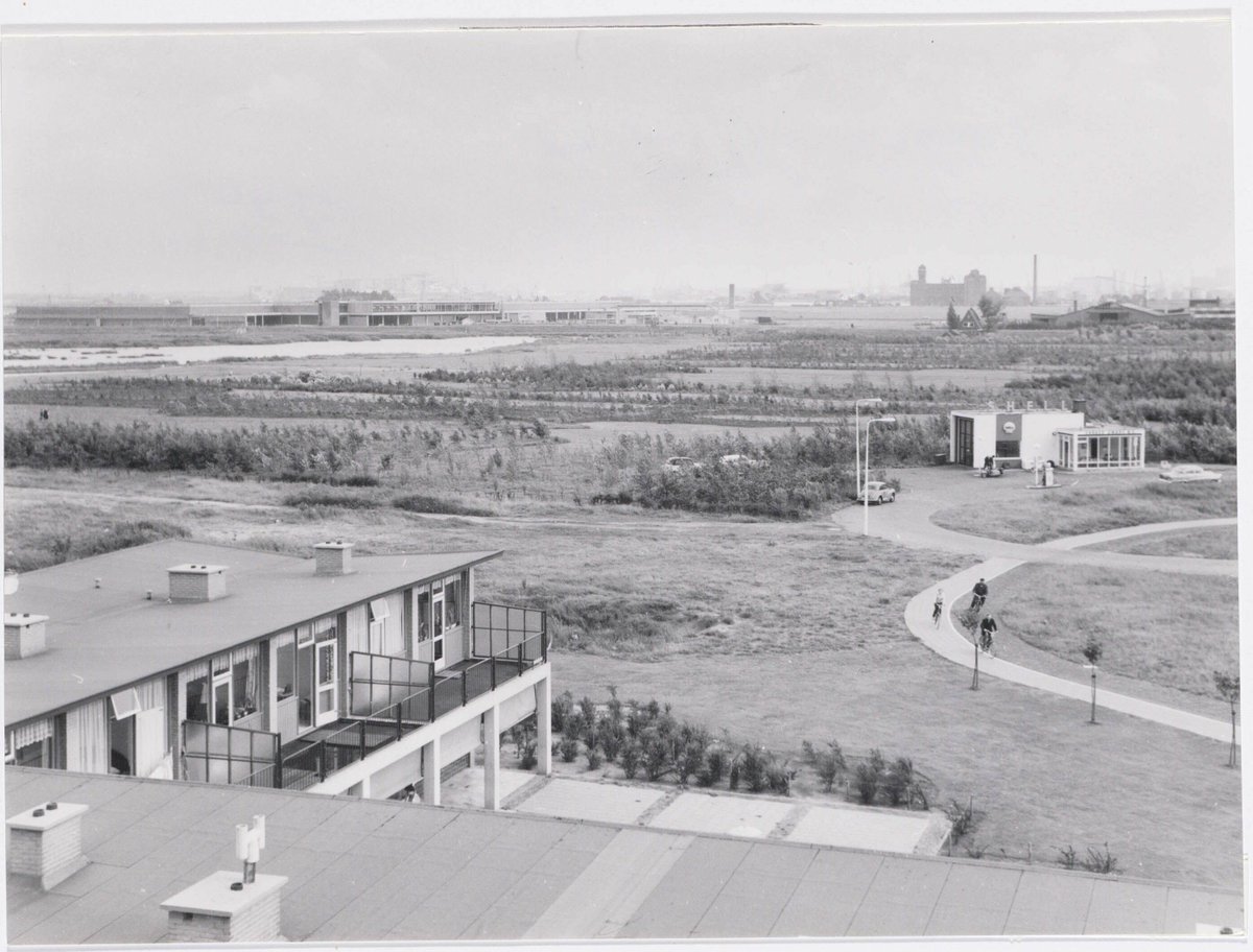 Herken je hierin de kruising Wibautstraat - Den Uylweg / Thorbeckeweg te #Zaandam nog? Deze foto is gemaakt in 1962 bij de aanleg van het Vijfhoekpark. De huizen op de voorgrond stonden aan het Thorbeckeplein, dat bestaat niet meer. Het tankstation is er nog wel.