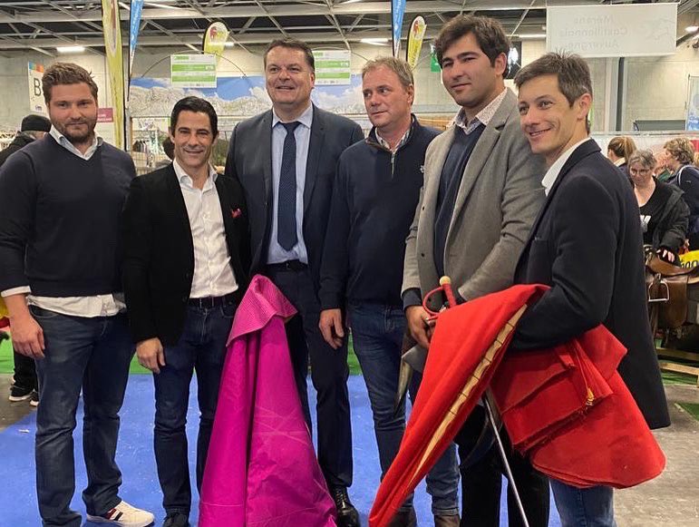 Mattvange's tweet photo. Superbe première fois au @Salondelagri de Paris avec l’Association des ganaderos et l’Association des matadors ! Beaucoup de belles rencontres et de bons moments ! #Ouiàlacorrida https://t.co/VbjyCsm1Bx