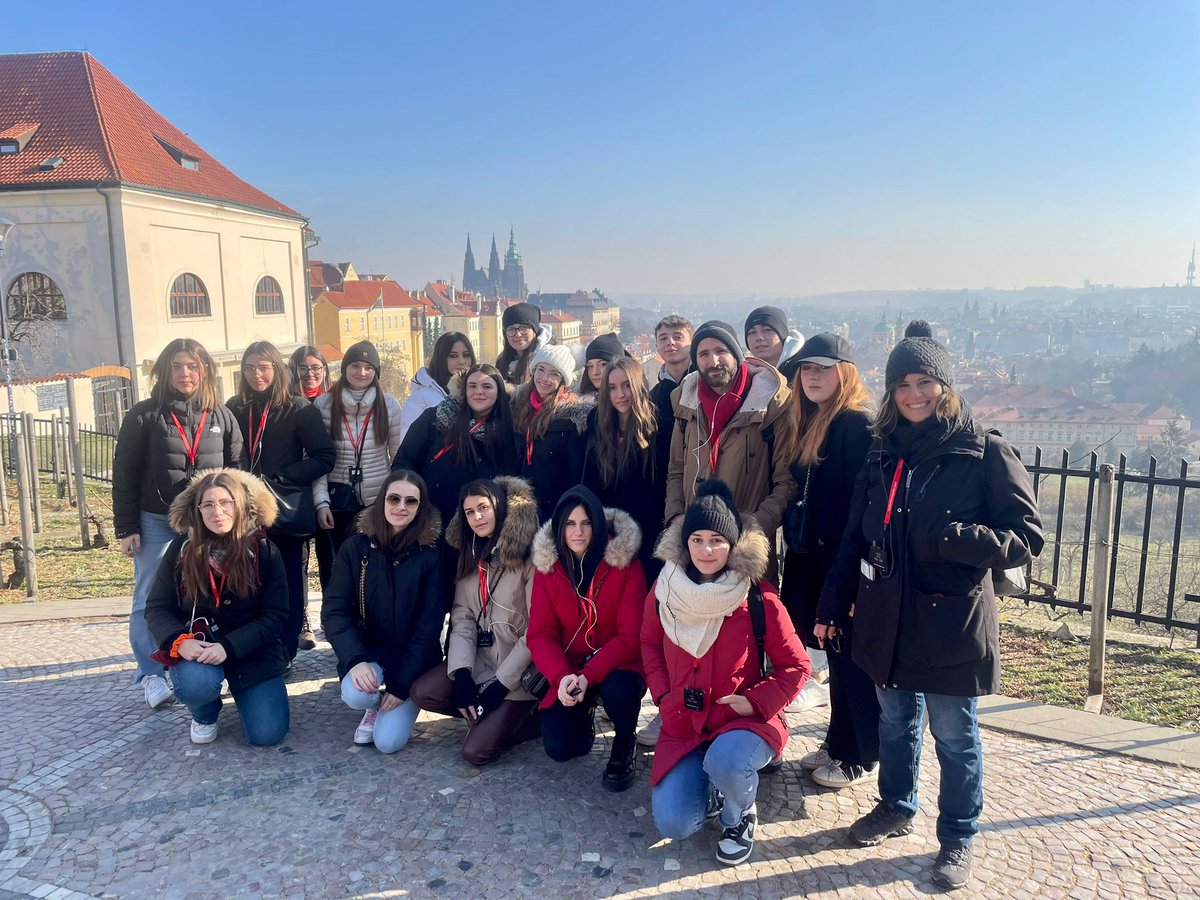 Istoreco's tweet photo. La classe 5Q del Cattaneo di Castelnovo Monti in visita al castello di Praga nel secondo giorno del Viaggio della Memori https://t.co/yqRFPx6Nt1