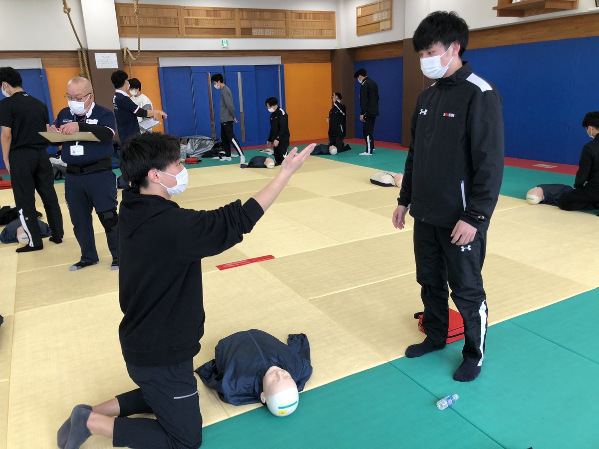 ikenchannel's tweet photo. 【スポーツ科学科】
日本赤十字社の救急法を受講中！
傷の手当てや心肺蘇生法などを学んでいます！
明日の検定頑張りましょう💪

#福岡医健
#スポーツ科学科
#アスレティックトレーナー
#日本赤十字社福岡県支部
#救急法 https://t.co/WMS4LeCxGp