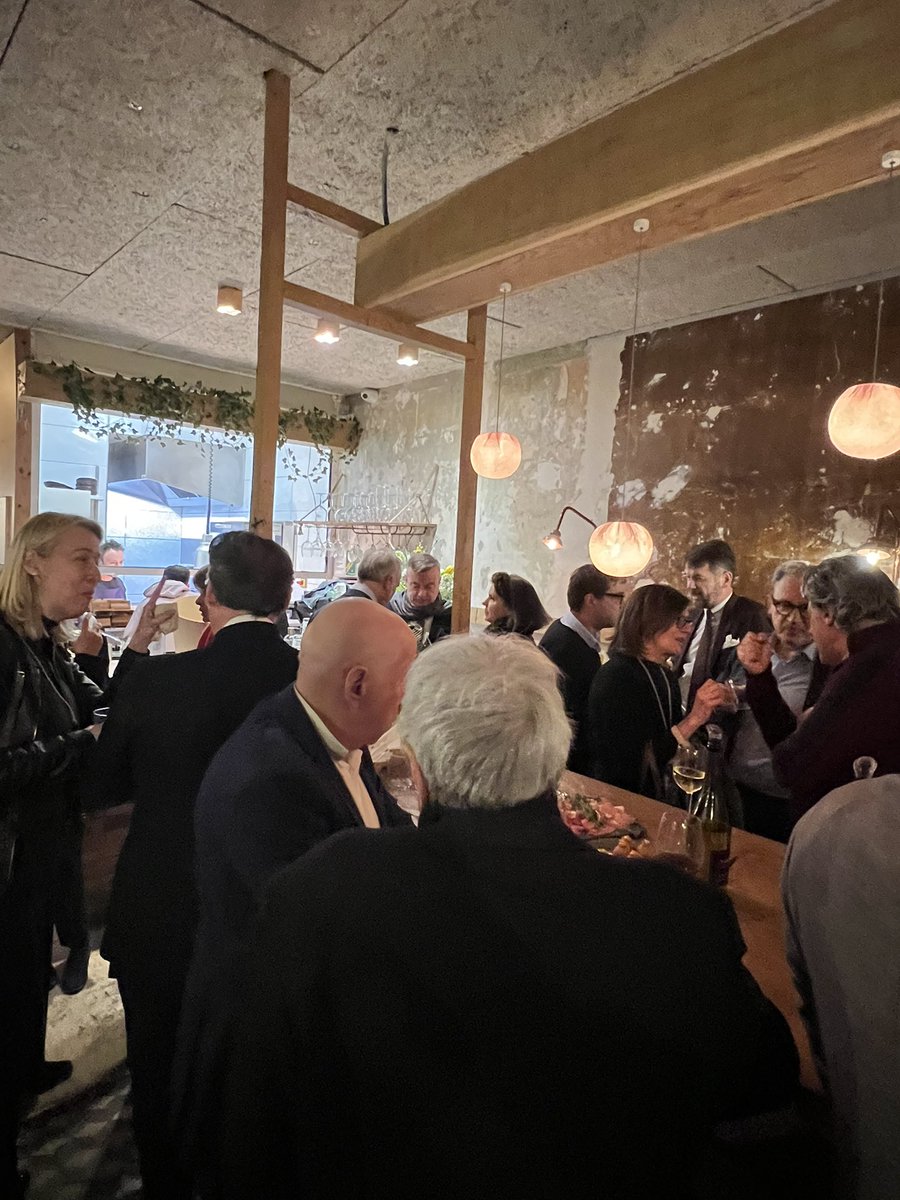 OlivierSaumon's tweet photo. La grande famille des secrétaires de la Conférence était réunie hier soir pour échanger autour de notre candidature au #Batonnat2024. L’occasion pour @Ma_Jouanneau et moi de dresser les grands axes de notre programme pour #AGIR dans l’intérêt de toutes et tous https://t.co/dv2ZjeksF0