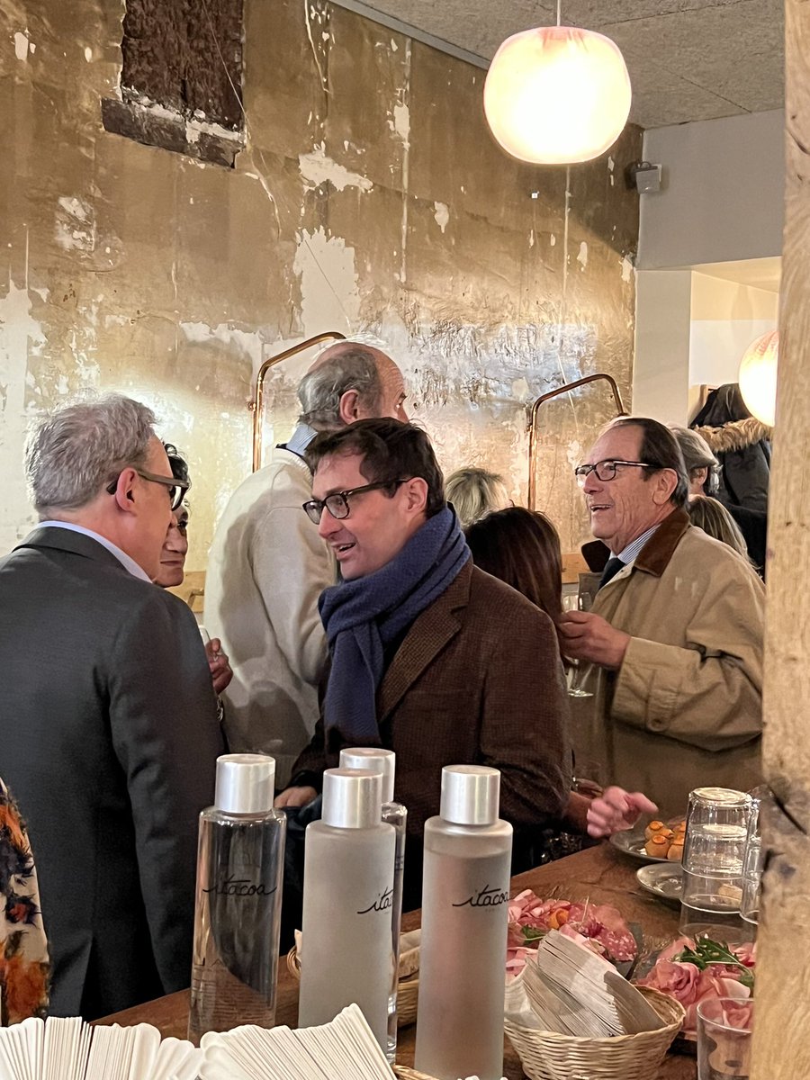 OlivierSaumon's tweet photo. La grande famille des secrétaires de la Conférence était réunie hier soir pour échanger autour de notre candidature au #Batonnat2024. L’occasion pour @Ma_Jouanneau et moi de dresser les grands axes de notre programme pour #AGIR dans l’intérêt de toutes et tous https://t.co/dv2ZjeksF0
