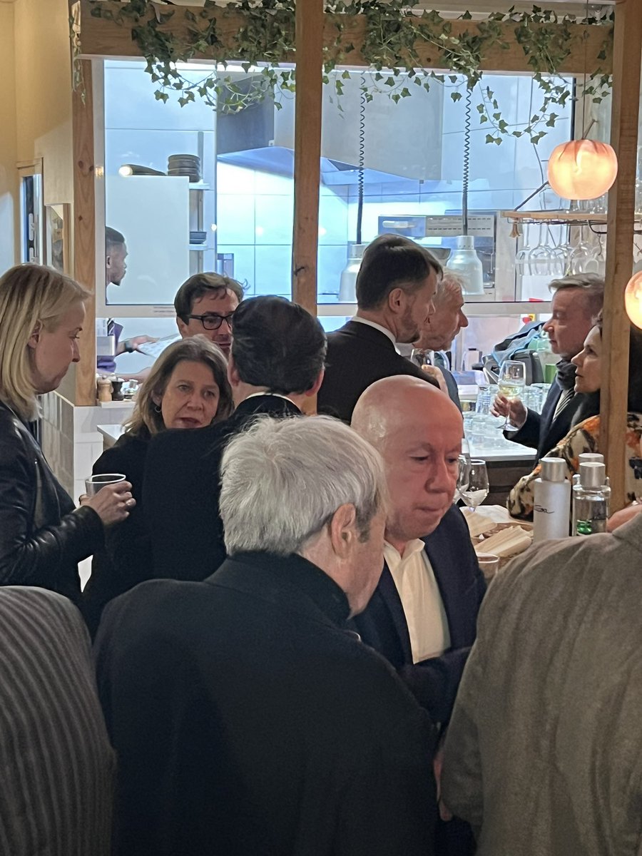 OlivierSaumon's tweet photo. La grande famille des secrétaires de la Conférence était réunie hier soir pour échanger autour de notre candidature au #Batonnat2024. L’occasion pour @Ma_Jouanneau et moi de dresser les grands axes de notre programme pour #AGIR dans l’intérêt de toutes et tous https://t.co/dv2ZjeksF0