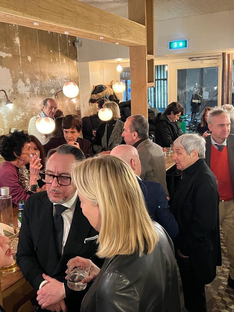 OlivierSaumon's tweet photo. La grande famille des secrétaires de la Conférence était réunie hier soir pour échanger autour de notre candidature au #Batonnat2024. L’occasion pour @Ma_Jouanneau et moi de dresser les grands axes de notre programme pour #AGIR dans l’intérêt de toutes et tous https://t.co/dv2ZjeksF0