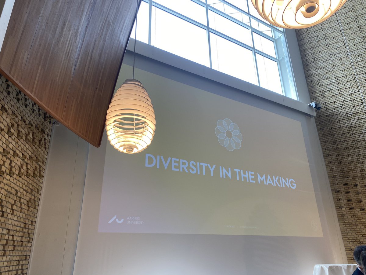 AarhusUni's tweet image. Diversitetskonferencen er langsomt, men sikkert ved at fylde #AarhusUni’s aula. På programmet er foruden rektor Brian Bech Nielsen og prorektor @BeritEika en række interne og eksterne oplægsholdere. #AUdiversity #Diversityinresearch