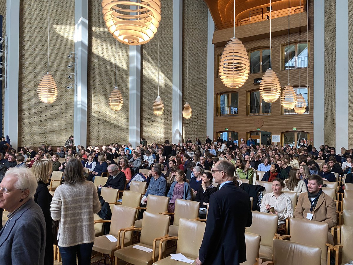 AarhusUni's tweet image. Diversitetskonferencen er langsomt, men sikkert ved at fylde #AarhusUni’s aula. På programmet er foruden rektor Brian Bech Nielsen og prorektor @BeritEika en række interne og eksterne oplægsholdere. #AUdiversity #Diversityinresearch
