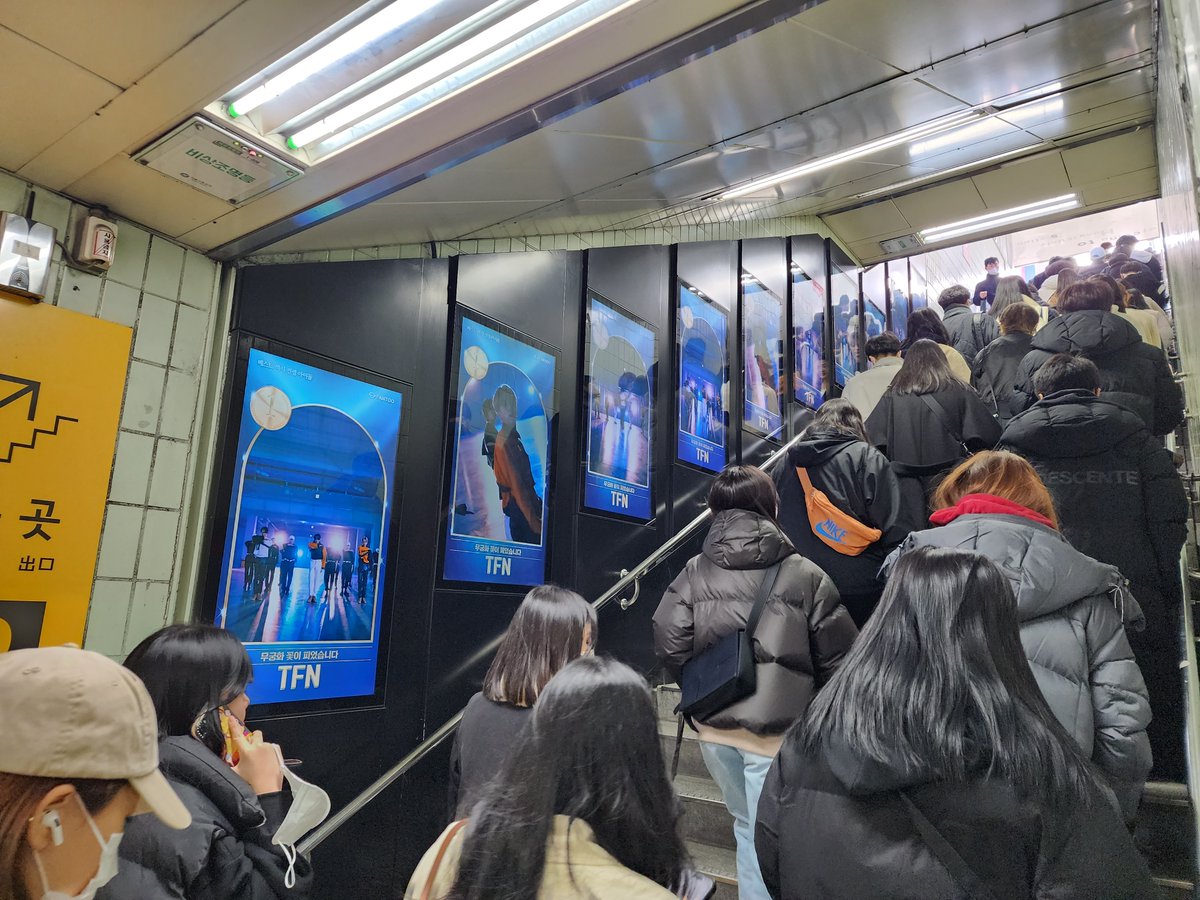 fantoo_official's tweet photo. [📢] Best Sexy Concept #EventAd

#TFN’s Red Light, Green Light ad❤️

Now on site!
Until March 10th (Fri) @ Hongik Univ. Stn. Digital Posters
We are looking forward to #Edelweiss’s support❣️

#FANTOO #TFN https://t.co/gwoLuCjDx5