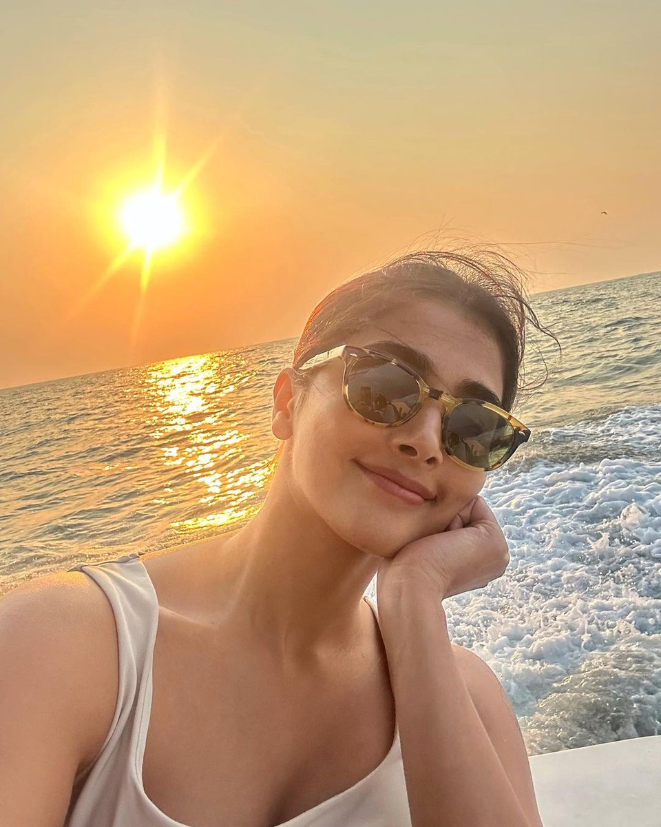 TfiAdda's tweet photo. Sea, Sunshine, and our Beautiful Butta Bomma making our mid-week more memorable☀️💛

#PoojaHegde @hegdepooja #SSMB28 https://t.co/28zm9r5pmH