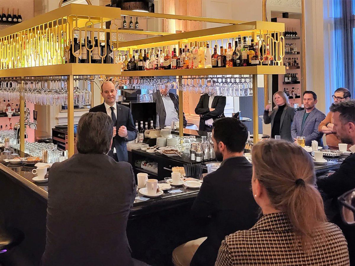 Spannende Gespräche und Referate der drei Regierungsratskandidierenden Reto Wyss <a href="/retowyssluzern/">Reto Wyss</a>, Fabian Peter und Claudia Huser <a href="/claudiahuser/">Claudia Huser</a> am WVL-Gipfeltreffen heute Morgen im Hotel Schweizerhof. #KMUgeprüft #Kantonsratswahlen #Regierungsratswahlen #KGL