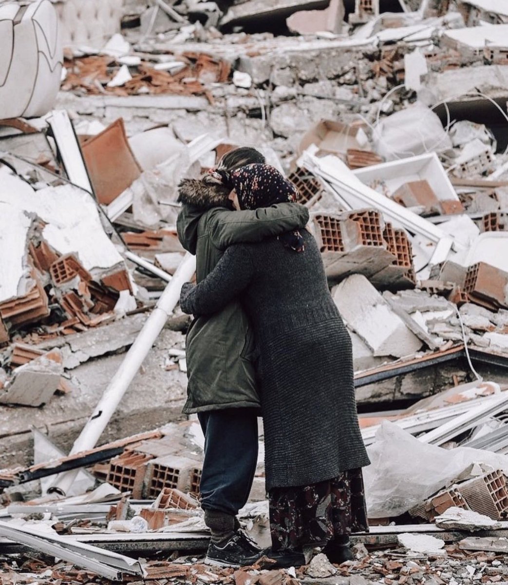 Biz ne bir turistiz,ne gezginiz,ne de dilenci..
İnsanlık tarihinin en acı afeti ve  çaresizliğini yaşamış bir milletiz..Kira arttıranlar,yemek bedelini fazla alanlar,bir su için,bir bisküvi için hiç olmadığı kadar yüksek fiyat verenler.Düşmez kalkmaz bir Allah !!! #hatay #maraş