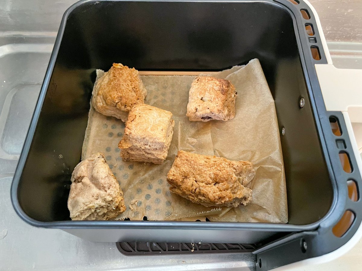 kokoyayablog's tweet photo. 妻がエアオーブンで
チョコスコーンを沢山焼いてくれた!
うまー!神!
子供たちに「スコーン食べる?」と聞くと
上の子はなぜか
「ちんスコーン食べたい!」
と謎の呼び方してて
*ちんすこうと思ってる?
2番目の子はなぜか
「おスコーン食べたい」
と丁寧に呼んでて謎😂
#AirOven
#エアオーブン https://t.co/DXa06Tr838