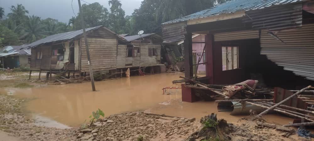 KlimaAction's tweet photo. Beberapa Kampung Orang Asli di Johor terjejas akibat hujan berterusan dan banjir. Rumah ranap, jalan semua terputus, hanya boleh naik bot atau heli, air masih di paras berbahaya 🚨

Situasi kritikal! Lima kampung yg terjejas setakat ini: https://t.co/lbE0KddgI7