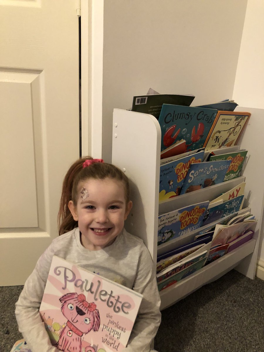 megmck93's tweet photo. Violet’s #foxyshelfie @FoxCovertPS https://t.co/183BRaNJjK