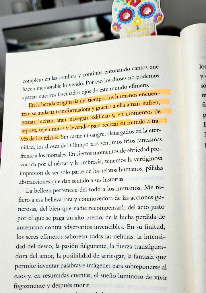 Carlos_AlmanzaA's tweet photo. "En la herida originaria del tiempo, los humanos encuentran su audacia transformadora y gracias a ella aman, sufren, gozan, luchan, aran, navegan, edifican y, en momentos de reposo, tejen mitos y leyendas para recrear su mundo a través de los relatos"

Es hoy su🏹#TallerDeLibros https://t.co/QvQsYOttJx