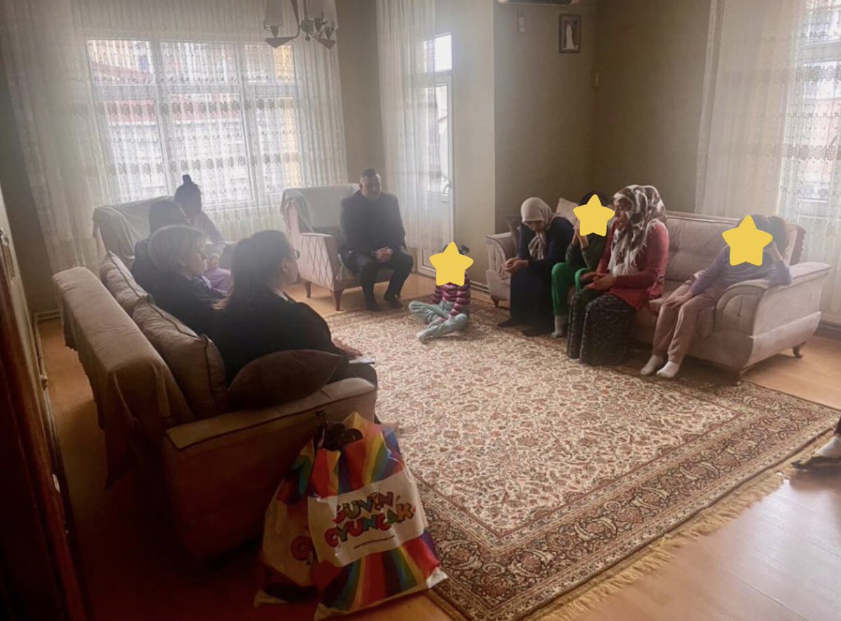 ibrahim55arslan's tweet photo. Mahallemize Deprem bölgesinden gelen aileleri Kaymakamımız sayın: @abdullahucgun33 
Vakıf Müdüremiz Sinem Fırat ziyaret ederek geçmiş olsun dileklerimizi belirttik Rabbim bir daha yaşatmasın Rabbim yar ve yardımcıları olsun 
#Birliktedahagüçlüyüz 
@RTErdogan @TC_Bagcilar https://t.co/mYB0GATGIc