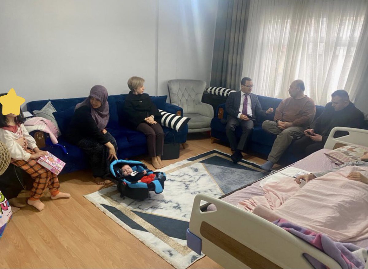ibrahim55arslan's tweet photo. Mahallemize Deprem bölgesinden gelen aileleri Kaymakamımız sayın: @abdullahucgun33 
Vakıf Müdüremiz Sinem Fırat ziyaret ederek geçmiş olsun dileklerimizi belirttik Rabbim bir daha yaşatmasın Rabbim yar ve yardımcıları olsun 
#Birliktedahagüçlüyüz 
@RTErdogan @TC_Bagcilar https://t.co/mYB0GATGIc