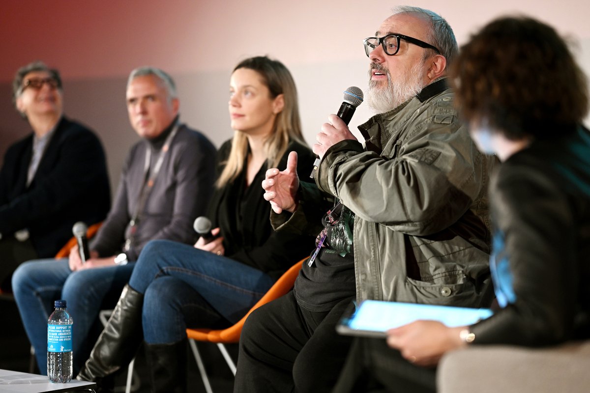 culturaencadena's tweet photo. Las #series #VestidasdeAzul #PollosSinCabeza #EstoNoEsSuecia y #Rapa T2 presentaron sus primeras imágenes en @efm_berlinale de la mano de @AVfromspain e @iberseries_pi 

▶️https://t.co/N4B6730n01 #FunicularFilms
#IberseriesyPlatinoIndustria #BerlinaleSeriesMarket @alexdelaIglesia https://t.co/o885MXUSLv