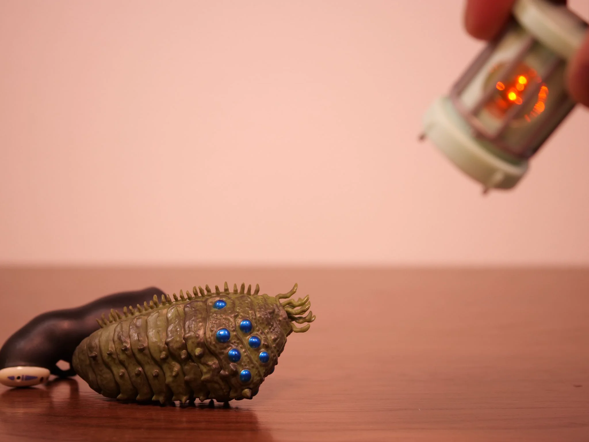 ３月だからストーブをしまったら、カオナシと王蟲にキレられた。